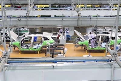 賽力斯鳳凰智慧工廠工人正在裝配汽車。記者 孫凱芳 攝